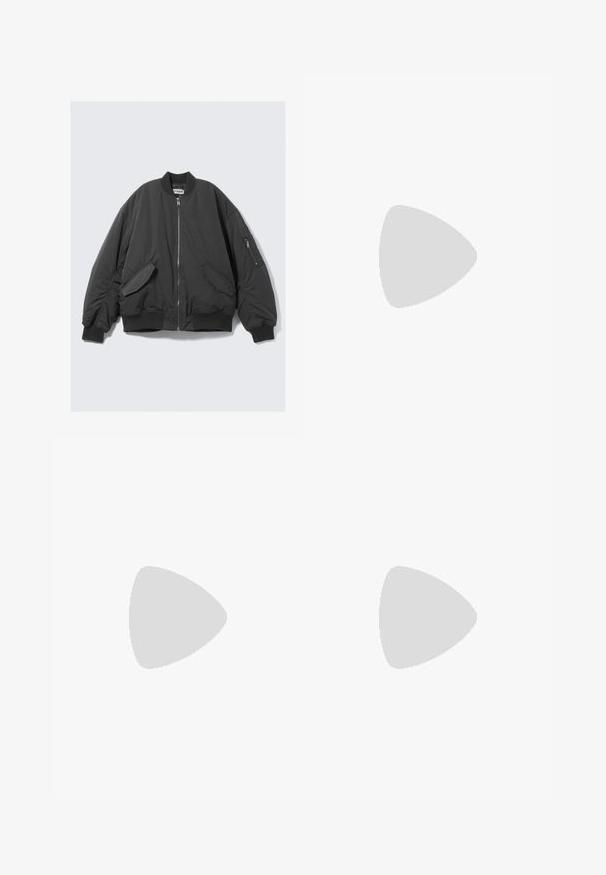 Giacca bomber nera con chiusura zip frontale, colletto e polsini a coste, tasche laterali e una tasca zip aggiuntiva sulla manica sinistra.; Tessuto di denim blu scuro con una sottile trama verticale, caratterizzato da cuciture arancioni lungo la cucitura per un tocco di accentuazione.; Pantaloni bianchi a gamba dritta realizzati in un tessuto leggero. Presentano una linea frontale piatta, passanti per cintura e nessun motivo o decorazione visibile.; Sneaker Nike in bianco e nero. Presenta un design aerodinamico, mesh traspirante e pannelli perforati a contrasto. Unità d'aria visibile nella suola.; Borsa a mano in pelle nera con design curvo, manici doppi, accessori in oro e tracolla a catena. Presenta il logo "Lancaster Paris."