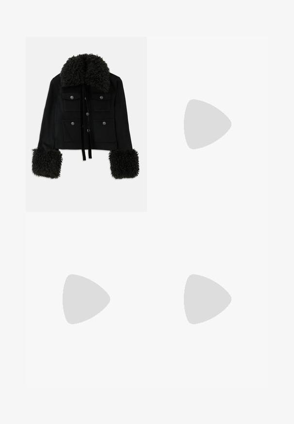 Jachetă scurtă neagră cu guler și mansete pufoase negre, având patru buzunare frontale și închideri cu butoane argintii. Textură moale, design elegant.; Bodysuit de culoare maro închis, cu textură ribbed, având bretele subțiri, decolteu în V și o siluetă ajustată, cu un design pe spate deschis.; Pantaloni flared din denim decolorat, cu un print colaj ce prezintă fețe, buze și grafică colorată. Închidere cu nasture și design cu cinci buzunare.; Botină din piele neagră, cu o textură netedă, vârf ascuțit și toc gros, înalt. Dispune de o deschidere laterală și un design minimalist.
