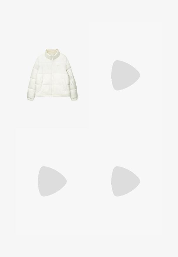 Witte gewatteerde jas met een hoge kraag, een voorkant met rits, twee zijzakken en een zachte, gladde textuur. Minimale branding in een lichte kleur.; Korte mouwen, ronde hals t-shirt van zacht, gestructureerd blauw materiaal. Relaxte pasvorm met rechte zoom en geen zichtbare logo's of patronen.; Beige cargobroek van stevig katoen met rechte pijpen, voorknopsluiting en zijzakken voor gebruiksgemak. Gladde textuur met subtiele stiksels.; Sportschoen met een witte mesh bovenkant, crèmekleurige accenten en een dikke, gestructureerde zool. Heeft veters en een versterkte hiel voor ondersteuning.