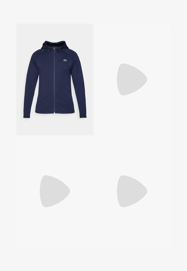 Marineblå zip-up hettegenser laget av myk stoff, med fôret hette, raglanermer og Lacoste-logo på venstre bryst.; Grønn kortermet t-skjorte laget av lett materiale. Har svarte sidestriper og en liten logo på brystet. Glatt tekstur.; Mørkeblå joggebukser laget av lett stoff, med elastisk midjebånd og smale ben med elastiske mansjetter ved anklene.; Hvite sportssko med mesh-overdel, svarte detaljer, teksturert såle og fremtredende logo på siden, plassert mot en bakgrunn av en bane.