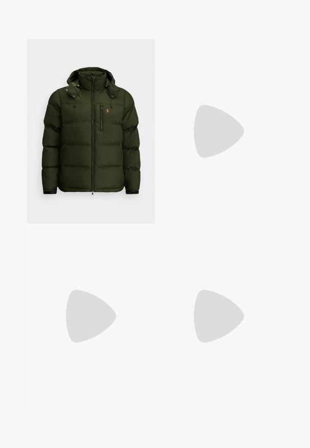 Chaqueta acolchada verde oscuro con capucha, cremallera frontal, bolsillo con cremallera en el pecho y pequeño logotipo bordado en naranja en el lado izquierdo del pecho.; Suéter crema con cremallera hecho de tejido de punto, con cuello y dobladillo acanalados, y un pequeño logo bordado en azul oscuro en el pecho.; Jeans de mezclilla azul claro con corte recto, cierre de botones, cinco bolsillos, un ligero desgastado y detalles de costura.; Zapatillas de cuero blancas con lados texturizados, punta redonda y perforaciones. Presentan un logo negro, cierre de cordones y una suela de goma gruesa.