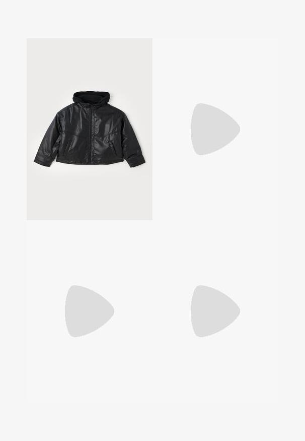 Crna kožna jakna s uklopljenim kapuljačom, prednjim patentnim zatvaračem i dva bočna džepa. Karakterizira je sjajna tekstura i skraćeni dizajn.; Crna pamučna majica s grafikom leptira u malom žutom plamenu na prsima. Okrugli izrez, kratki rukavi.; Crne, hlače visokog struka s širokim, skraćenim nogavicama, s faldesima sprijeda za dodatnu teksturu i strukturu.; Crne kožne cipele na vezivanje s zaobljenim prstima, glatkom površinom i rebrastim gumenim potplatom. Imaju mali potpeticu i petnu traku za lakše obuvanje.