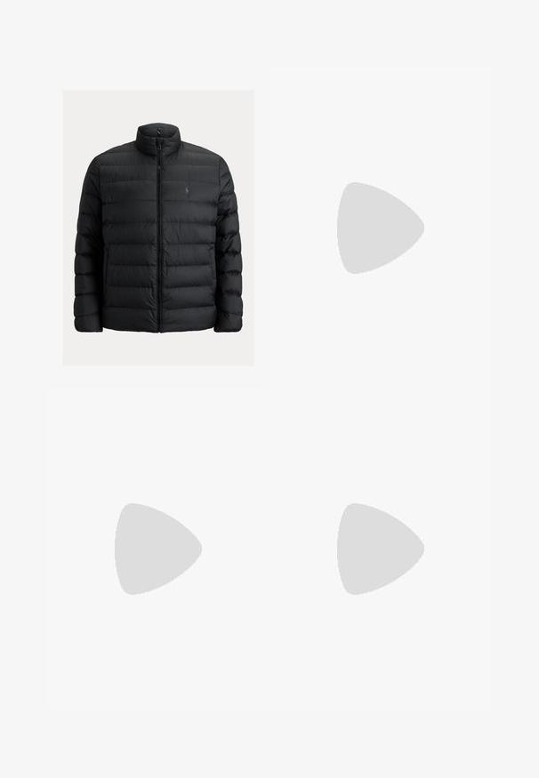 Giacca a vento trapuntata nera con zip frontale completa, colletto alto, maniche lunghe e piccolo logo ricamato sul petto a sinistra.; Camicia a maniche lunghe color marrone, con bottoni, realizzata in cotone. Presenta un colletto, chiusura frontale con bottoni e un piccolo logo ricamato sul petto.; Pantaloni corti in cotone khaki con frontale piatto, tasche laterali e chiusura con bottone, caratterizzati da una texture morbida e una vestibilità rilassata.; Sneakers in pelle bianca con finitura liscia, dotati di punta rotonda, chiusura con lacci e dettaglio logo discreto sul lato, abbinati a pantaloni beige.