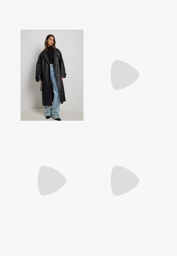 Cappotto trench in pelle nera con un ampio colletto, chiusura doppiopetto e maniche arrotolate, abbinato a jeans svasati blu chiaro.; Blusa rossa in tessuto testurizzato con motivo a diamante, scollo arricciato e lacci anteriori. Presenta maniche lunghe con polsini elasticizzati.; Jeans in denim con vita alta e gambe larghe, caratterizzati da un classico lavaggio blu, cuciture visibili e dettagli metallici sulla tasca frontale.; Stivale alla caviglia nero realizzato in materiale lucido con punta quadrata e tacco affusolato, posizionato su uno sfondo argentato lucido con imbottiture a sfera.