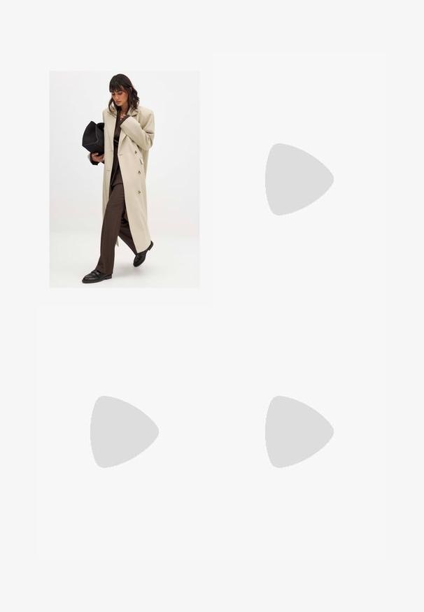 Manteau beige croisé avec des boutons dorés, associé à un costume marron et des chaussures plates noires ; tenant une pochette noire.; Tricot marron avec un col rond et des manches longues. Texture douce, design court, sans motifs visibles ni détails matériels.; Shorts en lin beige avec une taille élastique, offrant une coupe ample et une texture lisse, conçus pour le confort et la respirabilité.; Bottes en suède beige jusqu'aux genoux avec un bout pointu, un talon empilé et des détails de couture le long des côtés. Texture lisse et design structuré.; Lunettes de soleil rectangulaires noires avec des verres teintés gris, fabriquées en plastique lisse. Présente un design minimaliste avec des branches droites et un branding subtil.