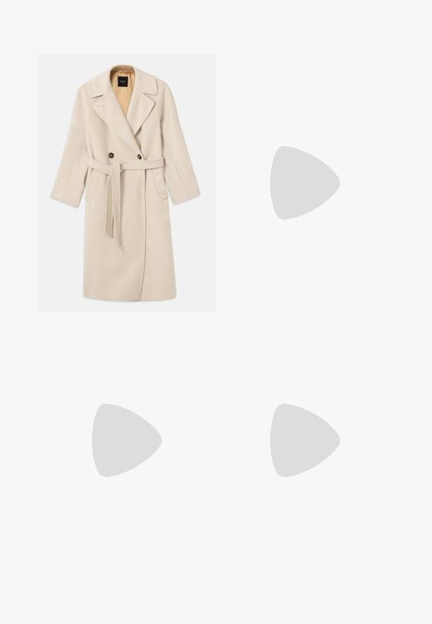 Beige gyapjú keverék, dupla gombos kabát nagy reverekkel, két gombbal, elülső zsebekkel és hozzá illő övvel. Világosabb árnyalatú béléssel.; Hosszú ujjú, világos bézs blúz kerek nyakkivágással. Puha anyagból készült, középső varrással és enyhén ívelt szegéllyel rendelkezik. Nincs rajta látható fémrész.; Taupe színű, lazán szabott nadrág, gumis derékkal és elülső pliszírozással, sima anyagból készült.; Fekete bőr bokacsizma lekerekített orral, blokk sarkúval, oldalsó cipzárral és varrásos díszítéssel az elején. Simább textúra, klasszikus dizájn.