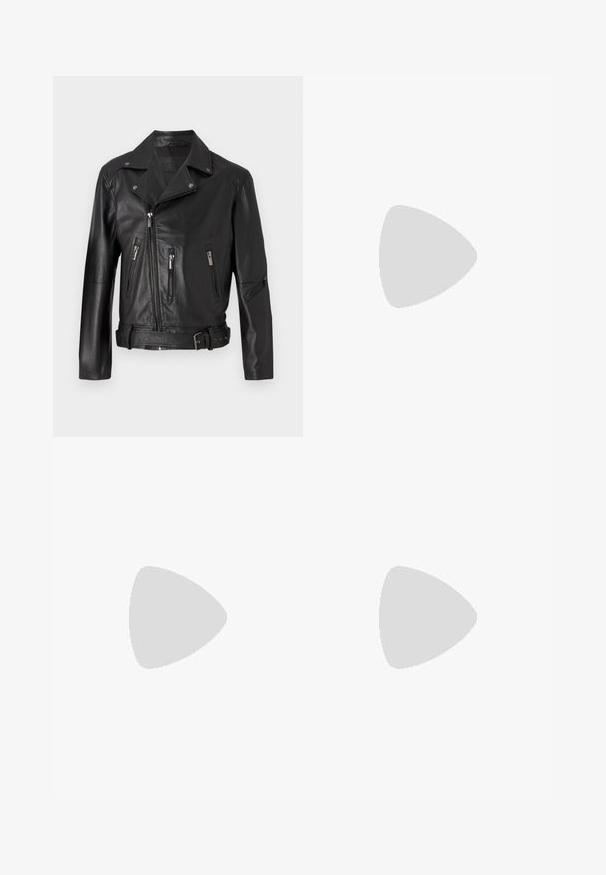 Veste de moto en cuir noir avec un col cranté, une fermeture éclair asymétrique, plusieurs poches zippées et une taille ceinturée.; Pull léger à manches longues en rayures alternées rose et crème. Doté d'un col rond côtelé et d'une texture lisse et douce.; STUDIO ID TOM TROUSERS LEATHER FRONT 2 BACK ZIP TROUSERS - Pantalon en cuir - nappa black; Stuart Weitzman CLUB CLASSIC PENNY LOAFER - Mocassins de ville - black