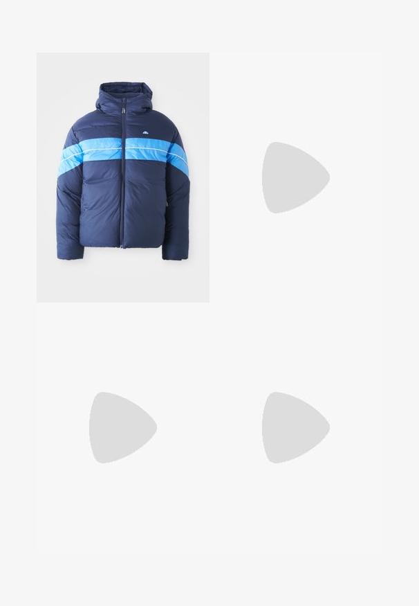 Dunkelblauer Puffer-Jacke mit Kapuze, die zwei horizontale hellblaue Streifen über der Brust aufweist. Mit Reißverschluss und gestepptem Material.; Weißes Baumwoll-T-Shirt mit hellblauem, geripptem Kragen und Ärmelabschlüssen. Verfügt über ein kleines rotes und orangefarbenes Logo auf der Brust. Klassische Passform.; Blaue Sporthosen mit einer taillierten Passform, elastischem Bund und kontrastierenden grünen Streifen an den Seiten. Hergestellt aus leichtem Material.; Weiße Ledersneaker mit perforierten Seiten, strukturierten Akzenten, flachen Schnürsenkeln und einer kontrastierenden grauen Ferse. Verfügt über eine leicht erhöhte Sohle.