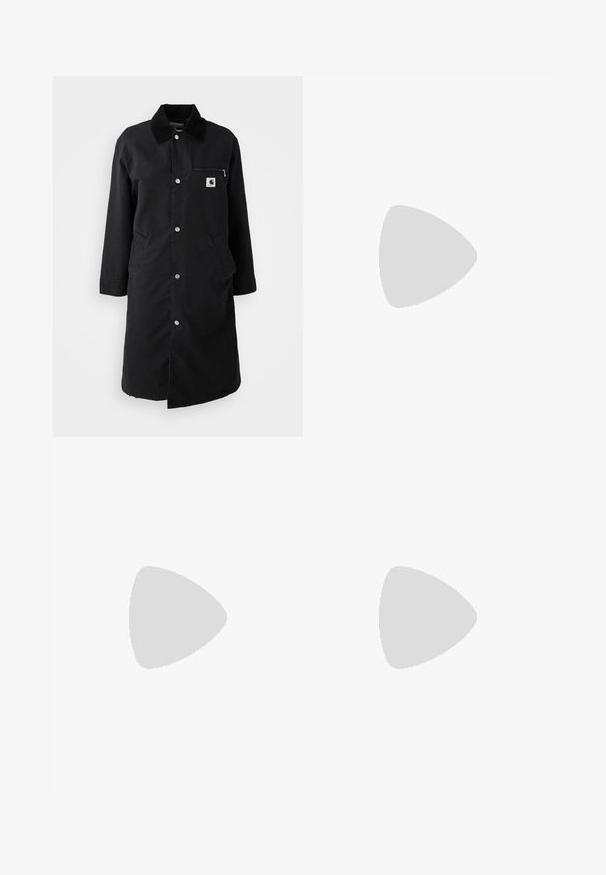 Cappotto lungo nero con bottoni a scatto, colletto in corduroy, tasca sul petto con zip e due tasche laterali, vista frontale su sfondo bianco.; Maglietta bianca a maniche corte in cotone, con un piccolo logo a forma di cuore nero nella zona sinistra del petto.; Pantaloni a gamba larga in cotone color mauve polveroso, con chiusura anteriore a bottone, tasche laterali e dettagli cuciti lungo le cuciture.; Sneaker rosa chiaro in suede con strisce e accenti blu navy. Presenta una linguetta e lacci color crema chiaro, con una suola in gomma.