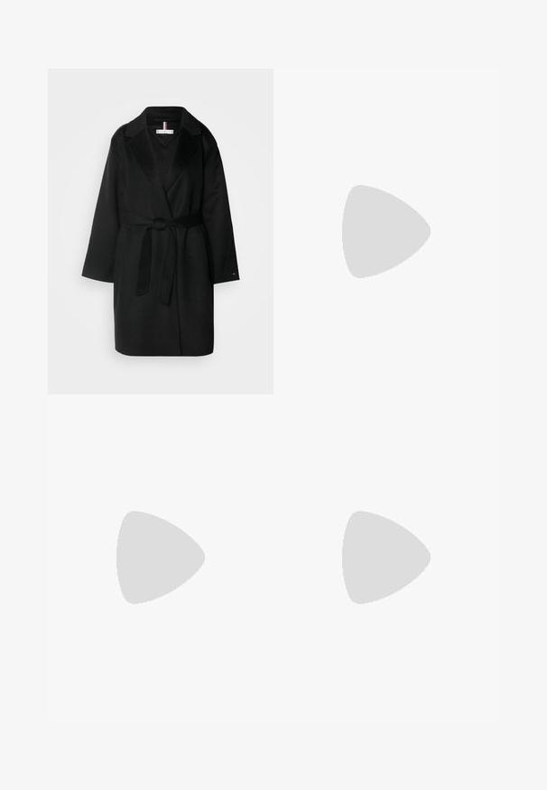 Tommy Hilfiger BELTED COAT - Klasikinis paltas - black; Baltas megztas trumpas marškinėlis su kvadratiniu iškirpimu, puikuojantis tekstūriniais raštais ir plačiomis ribotomis petnešomis. Minkšta medžiaga su subtiliu blizgesiu.; Platūs balti džinsai, pagaminti iš medvilnės mišinio. Yra užtrauktukas, penkių kišenių dizainas ir siūlės išsiuvinėjimas.; Juodi lakuoti odiniai loaferiai su kutais, akcentuoti mažu metaliniu logotipu, dėvimi su baltais kulkšnies kojinėmis. Plokščias padas.