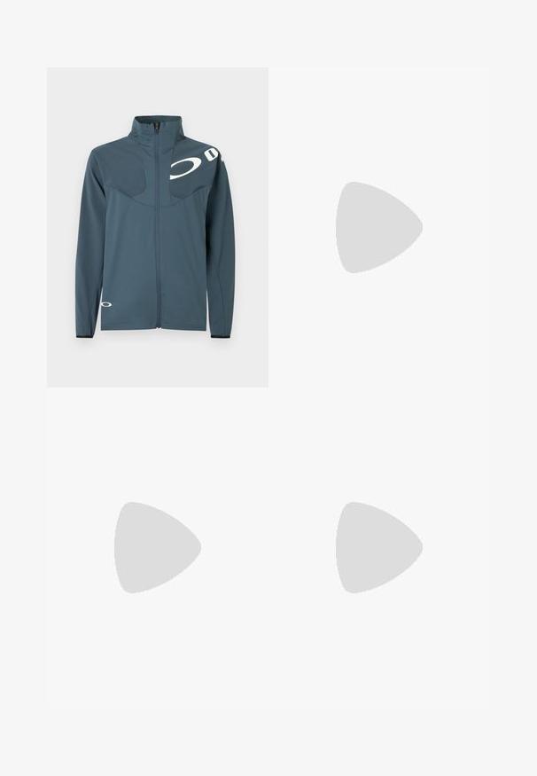 Oakley ENHANCE TECH JACKET - Vasaras jaka - dark slate; Tumši zila polo krekls ar kontrastējošu gaiši zilu apdari, īsām piedurknēm un ribota apkakle; uz krūtīm ir neliels zīmola logo.; Tums zila sporta bikses ar elastīgu jostasvītru, auklu un sašaurinātām piedurknēm. Iespējas sānu kabatas un mazs logotips uz vienas kājas.; Gaiši zili sporta apavi ar melnu logo, biezu baltu zoli un melnu iekšējo oderi, redzami no sāna uz baltā fona.