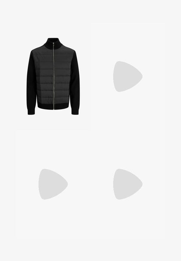 Giacca nera con zip, dotata di una parte superiore imbottita e maniche a maglia. Presenta un colletto alto e cuciture piatte, creando un aspetto texture.; T-shirt in cotone nero con collo rotondo, maniche corte e vestibilità morbida. Texture liscia senza pattern o dettagli visibili.; Pantaloni neri realizzati in tessuto liscio, caratterizzati da un taglio dritto, due pieghe frontali e una vita standard con passanti per la cintura.; Mocassini in suede nero con punta arrotondata e un accento cucito sulla parte anteriore. Suola in gomma con battistrada visibile per una maggiore aderenza.