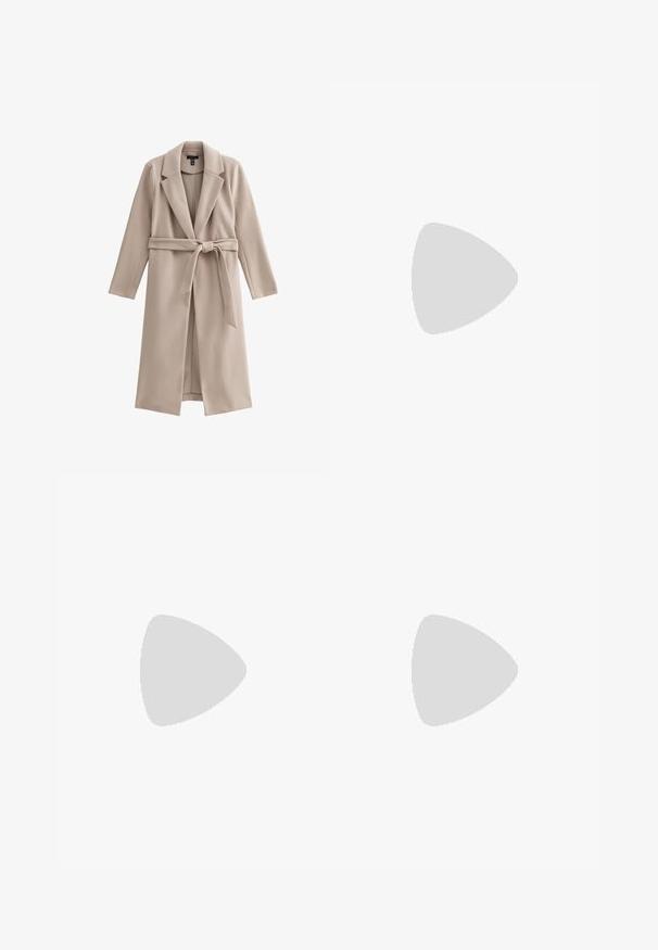 Beige langer Mantel aus weichem Material, mit Reverkragen, offenem Frontbereich und einem gebundenen Taillengürtel. Glattes, unstrukturiertes Gewebe.; Schwarzes Langarm-T-Shirt aus weichem Stoff. Hat einen weiten runden Halsausschnitt und einen lockeren Schnitt mit geradem Saum. Keine sichtbaren Muster oder Akzente.; Grau maßgeschneiderte Hose aus strukturiertem Stoff, mit geradem Bein, flacher Vorderseite und Gürtelschlaufen.; Beige Knöchelstiefel mit einem weichen Fellbesatz, einem samtartigen Material, einer runden Zehenform und einer leichten Gummisohle. Keine auffälligen Muster oder sichtbare Beschläge.; Schildpatt-Sonnenbrille mit ovalen Rahmen und grünen Gläsern. Verfügt über dünne Bügel mit einem metallischen Akzent in der Nähe der Scharniere.; Schwarze Lederhandtasche mit strukturiertem Design, flachem Boden, rechteckiger Form und einer goldenen Metall-Schnalle auf der Vorderseite.