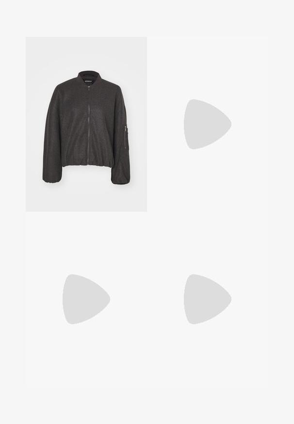 Tmavošedá bomber bunda so zipsom vpredu, rebrovaným golierom a elastickým pásom. Obsahuje oversized rukávy a zipsovú kapsu na ľavom ramene.; Čierny dlhý rukáv body s vysokým golierom, s pevným látkovým trupom a priehľadnými sieťovinovými rukávmi, navrhnuté v priliehavom strihu.; Čierne úzke jeansy s vysokým pásom, uzatváranie na päť gombíkov a dva predné vrecká. Hladká džínovina, žiadne viditeľné vzory ani akcenty.; Čierne kožené členkové čižmy so tromi prackami, zaoblenou špičkou a nízkym blokovým podpätkom. Dizajn obsahuje hladké a textúrované panely.; Strieborné kruhové náušnice s hladkým, lesklým povrchom. Kolový tvar a bezpečné klikanie na uzatváranie. Ľahký dizajn vhodný na každodenné nosenie.