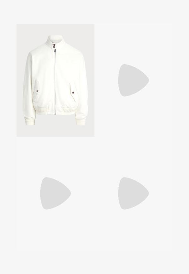 Jachetă albă cu fermoar, cu guler înalt, două buzunare frontale cu închidere cu buton, manșete și tiv cu țesătură elastică, și textură netedă a materialului.; Tricou din bumbac de culoare bleu deschis, cu gât rotund, mâneci scurte și un subtil logo „BOSS” negru pe partea stângă a pieptului. Textură netedă.; Pantaloni albi plisati, cu o croială ajustată, având o textură netedă, bucle pentru curea și picioare conice. Fără buzunare vizibile sau modele.; Tenis sportivi alb și bej deschis, cu un înveliș din plasă, detalii perforate și o talpă intermediară texturată, având marcaj pe călcâi.