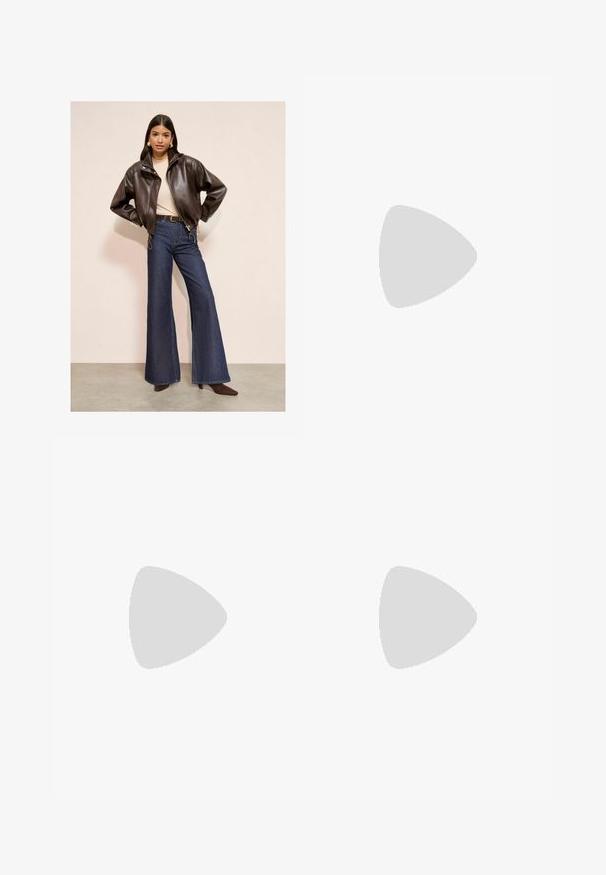 Giacca bomber in pelle marrone, top beige, jeans in denim a vita alta e a forma svasata, e tacchi a punta marroni su uno sfondo neutro.; Top senza maniche a spalla unica nei toni del blu e bianco con righe orizzontali. Realizzato in tessuto a costine con una silhouette aderente e un collo a contrasto.; Camicia a maniche lunghe a righe verticali blu e bianche, con colletto a punta e una tasca sul petto.; Pantaloni in denim blu scuro con vestibilità ampia, dotati di cinque tasche, cuciture a contrasto e chiusura con zip davanti.; Ballerine in pelle nera con punta arrotondata, un piccolo dettaglio a nodo e una fascia elastica sopra il piede per una calzata sicura. Suola piatta.; Borsa a spalla in denim trapuntato blu con tracolla in catena dorata e un accentuato logo dorato sul davanti. Forma rettangolare compatta.