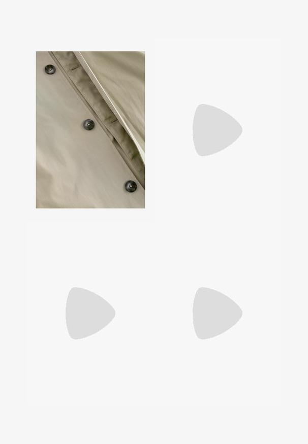 Khaki trenssitakki, jossa on sileä pinta, tummat napit ja huomaamaton ompelu yksityiskohta läpän ja kaulan ympärillä.; Oranssi neulepaita, jossa on teksturoitu palmikkokuvio, pyöreä kaula-aukko ja resorit hihoissa sekä helmassa. Valmistettu pehmeästä ja lämpimästä kankaasta.; Siniset farkut suoran leikkuun kanssa, joissa on viisi taskua, napin kiinnitys ja oranssit ompeleet puhtaalla valkoisella taustalla.; Clarks Originals DESERT ROCK LO - Rennot nauhakengät - maple