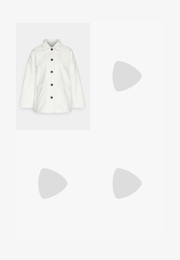 Veste blanche en mélange de laine avec un col, sept boutons noirs et deux poches avant. Elle présente une coupe décontractée et des manches longues.; T-shirt à manches courtes blanc avec un col rond et une texture en coton lisse. Design simple sans motifs ni accents.; Pantalons en denim à jambe large présentant un dégradé de bleu clair à bleu foncé, taille haute, passants de ceinture et une ceinture en tissu assortie. Finition en denim texturé.; Basket en cuir noir avec une finition lisse, semelle en caoutchouc blanche, bout rond et design à lacets. Présente une languette au niveau du talon.