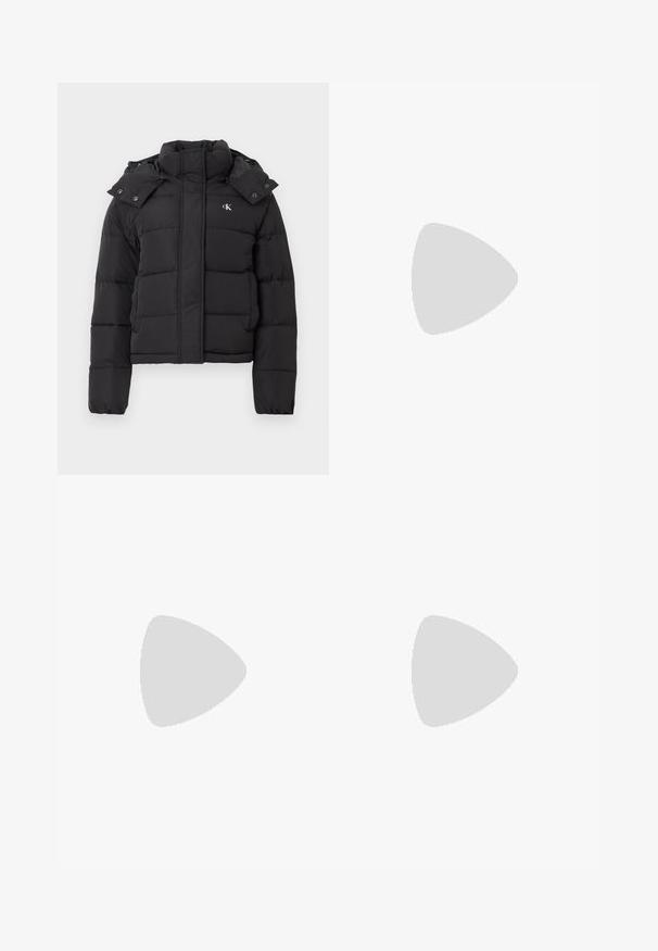 Crna puf jakna s visokim ovratnikom, odvojivom kapom na dugmad i malim bijelim "CK" logotipom na lijevoj strani prsiju.; Ružičasti rebrasti top bez rukava s okruglim izrezom i HUGO logom. Ima prilagođeni kroj i izrađen je od mekog materijala.; Bijele široke hlače od laganog materijala, s glatkom teksturom, čistim linijama i visokim strukom.; Crne kožne loaferice s zaobljenim vrhom, debelim teksturiranim potplatom i minimalnim detaljima šivanja. Elegantna izrada bez vidljivih vezica ili metalnih elemenata.