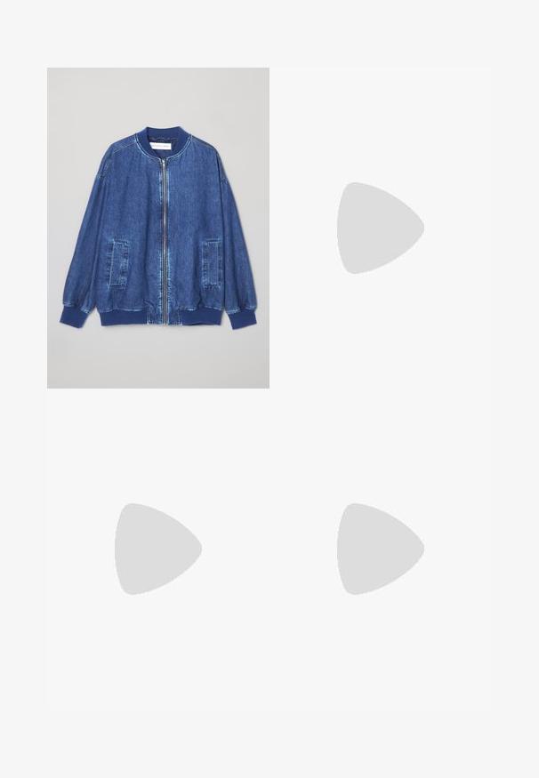 Tumši zilas denim bomber jakas ar priekšējo rāvējslēdzēju, ribotām aprocēm, divām sānu kabatām un gludu tekstūru ar kontrastējošām šuvēm.; Bez piedurknēm, augsta izgriezuma topiņš ar vertikālām melnbaltām svītrām, izgatavots no teksturēta adīta auduma, ar augstu, pieguļošu apkakli.; Bēšas platmala džinsu bikses, izgatavotas no kokvilnas, ar metāla āķa detaļu, piecām kabatām un gludu, nedaudz teksturētu apdari.; Melnas ādas vidēja papēža kurpes ar kvadrātveida purngalu un nelielu drapējumu augšējā malā, redzamas sānu profilā uz balta fona.