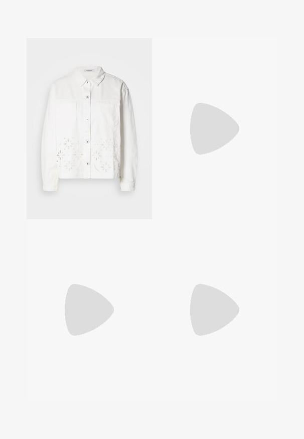 Veste en denim blanc avec un devant à boutons, deux poches poitrine et une broderie florale découpée le long de l'ourlet inférieur.; Débardeur en coton blanc avec un col large et de fines bretelles. Texture lisse sans motifs ni embellissements visibles.; Pantalons en lin blancs avec une coupe décontractée, une taille élastique et un cordon de serrage. Dotés de jambes droites et d'ourlets retroussés pour un look décontracté.; Ballerines blanches en cuir avec un bout pointu, une boucle sur le côté et un petit talon noir. Texture lisse et design minimaliste.; Sac fourre-tout en suédine grise avec deux poignées en cuir foncé. Présente des coutures sur les côtés, une texture douce et une ouverture spacieuse.; Quatre bagues en argent de designs variés : bande torsadée, courbes superposées, cristaux délicats et une bande lisse avec de petits accents.