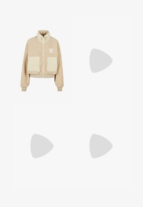 Beige Fleecejacke mit hohem Kragen, Reißverschluss, zwei Vorderöpfen und gerippten Bündchen. Besitzt ein Logo auf der linken Brust.; Weißes Baumwoll-T-Shirt, kurze Ärmel, runder Halsausschnitt, lockere Passform, glatte Textur, keine Muster oder Akzente, schlichtes Design, vielseitiger Stil.; Beige Samt-Jogginghosen mit einer Kordelzug-Taille, zwei seitlichen Taschen und dezenten Seitennähten. Mit besticktem Logo auf der Vorderseite.; Braune Leder-Sandale mit überkreuzten Riemen, einem Knöchelriemen mit Schnalle und einer flachen Sohle mit minimalen Nähdetails.