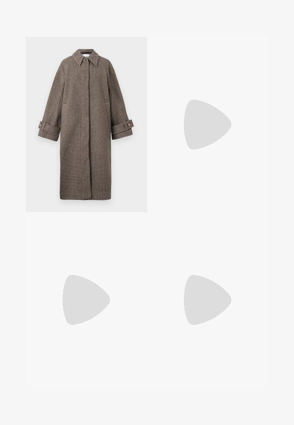 Bruine houndstoothjas met een kraag, knoopsluiting en brede mouwen. Beschikt over een A-lijn silhouet en een gestructureerde stof.; Zwarte gebreide trui met korte mouwen, een ronde halslijn en een ribgebreide zoom. Zachte textuur met een relaxte pasvorm. Minimalistisch ontwerp.; Navyblauwe trui van gebreide stof. Heeft een ronde halslijn en lange mouwen met een losse, recht gesneden ontwerp. Zachte textuur.; Grijze wijde jeans met een vervaagde afwerking, knoopsluiting, vijfzakkenontwerp en gestikte details langs de naden.; Zwarte leren slingback hakken met een spitse neus, voorzien van een slanke hak en een goudkleurige accent op de verstelbare band. Gladde textuur.; Witte leren handtas met een gebogen vorm, voorzien van een zilveren driehoekig logo en ritssluiting. Gladde textuur en dubbele handvaten.