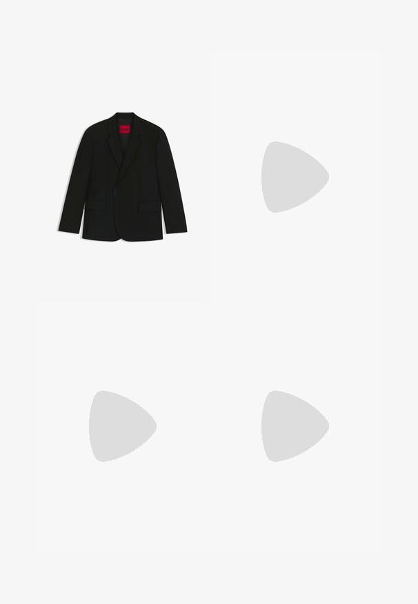 Blazer nero realizzato in tessuto liscio. Presenta rever a punta, due tasche frontali e un'etichetta rossa audace all'interno con il marchio "HUGO".; Maglietta nera a maniche lunghe con chiusura a bottoni, colletto classico e orlo arrotondato; presenta bottoni neri e un logo rosso all'interno del colletto.; Pantaloni neri a gamba larga con fronte piatto, due tasche laterali, design plissettato e un elastico in vita di colore rosso a contrasto.; Mocassini in pelle nera con un pannello anteriore testurizzato e lati lisci. Presentano un tacco sottile e un anello sul retro per una vestibilità facile. Design classico.