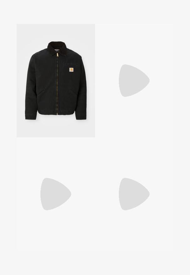 Mustapaita, jossa on ruskea corduroy-kaulus, kaksi sivutaskua ja pieni neliömäinen Carhartt-logopatchi vasemmassa rinnassa.; Beige villapaita, joka on valmistettu pehmeästä materiaalista. Paitassa on pyöreä pääntie, pitkät hihat ja rinnassa tummalla tekstillä "FUTURE PARIS".; Mustat laskostetut housut, joissa on suora, leveä lahje. Valmistettu sileästä kankaasta, jossa on nappisuljenta ja vyölenkit.; Vaaleanpunaiset mokkanahkakengät mustilla raidoilla, kumipohjalla ja teksturoidulla purppurakorkealla. Varustettu nauhakiinnityksellä ja kohokuvioidulla brändäyksellä sivussa.