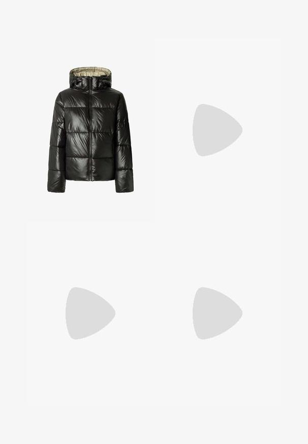 Chaqueta de plumas negra con un exterior brillante y acolchado, capucha, cierre frontal y puños elásticos. El interior presenta un color claro en contraste.; Camiseta negra de algodón, con mangas cortas sobre una capa blanca de manga larga con un patrón texturizado sutil. Diseño de escote redondeado.; Pantalones de pierna ancha en navy con rayas verticales blancas, que cuentan con cierre de botón, trabillas para cinturón y un diseño entallado. Textura de tela suave.; Zapatillas negras con cordones y suela gruesa, con parte superior de cuero suave, punta redondeada y un diseño de plataforma en capas distintivo.