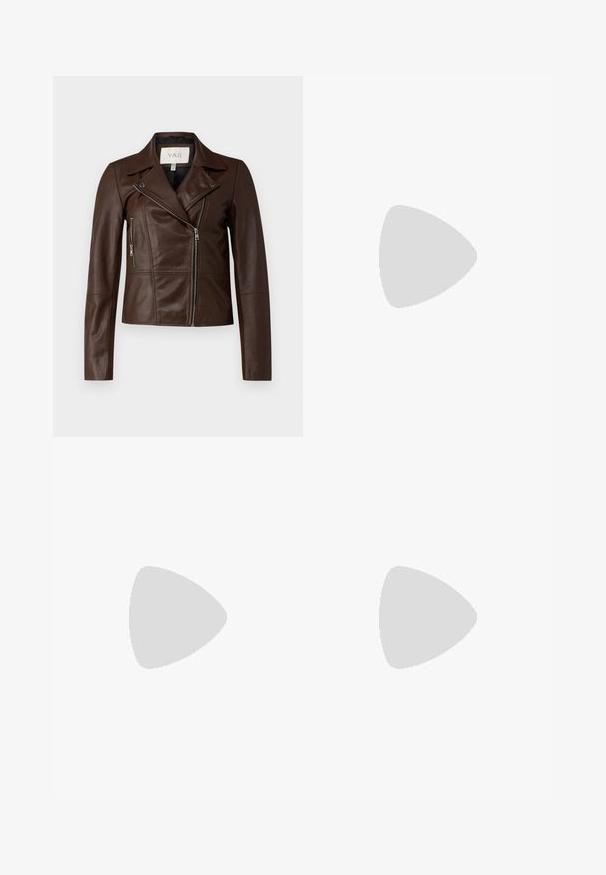 Giubbotto in pelle marrone con design motociclistico, dotato di chiusura con zip, tasche frontali inclinate e colletto a punte. Texture liscia.; Camicia di jeans azzurro chiaro con maniche lunghe, colletto a punta, due tasche sul petto e cuciture a contrasto. Presenta un design a yoke in stile western.; Jeans a gamba larga di colore azzurro chiaro, realizzati in denim. Presentano un alto punto vita, design a cinque tasche e chiusura con bottone. Taglio dritto con orlo pulito.; Sneaker bianco in tela con design a collo basso, punta in gomma, striscia nera lungo la suola e occhielli in metallo per i lacci. Texture semplice.