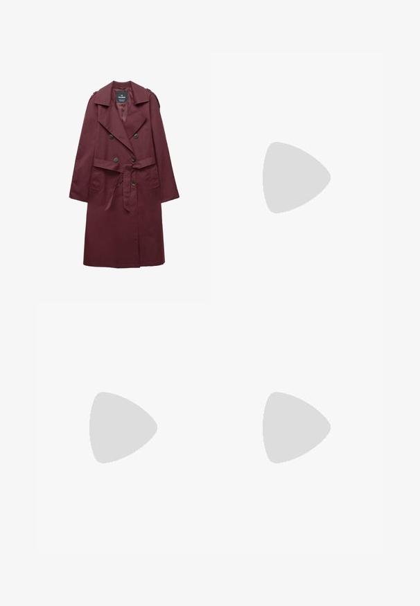 Cappotto trench bordeaux doppiopetto lungo con ampi risvolti, dettagli con bottoni, una cintura in tessuto e tasche laterali, appeso su uno sfondo bianco.; Maglione bianco a maglia con righe orizzontali nere, polsini e orlo a coste, vestibilità comoda, scollatura tonda e spacchi laterali in vita.; Jeans in denim azzurro chiaro con una vestibilità aderente, dotati di cinque tasche, chiusura con bottone e zip, e leggere sfumature lungo le gambe.; Stivali neri al ginocchio con finitura in pelle liscia, pannelli laterali elastici e tacco spesso stratificato. Design minimalista senza motivi.