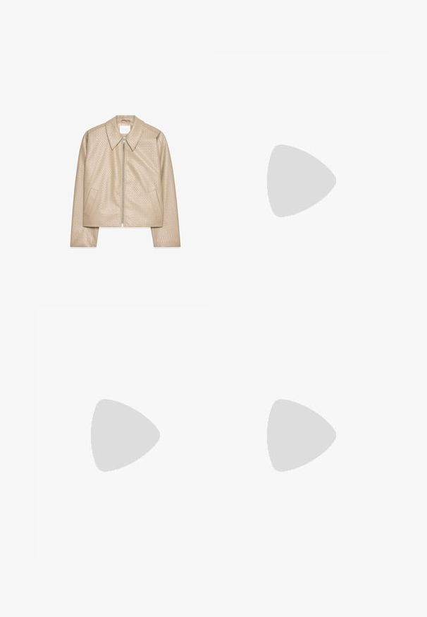 Beige cropped jack gemaakt van gestructureerd faux leer, met een grote kraag, een ritssluiting aan de voorkant en twee zijzakken.; Zwarte top met dunne verstelbare bandjes, featuring een gedrapeerde voorkant en geplooide zijdetail, gemaakt van een lichtgewicht stof.; Lichtblauwe denim wijde broek met een hoge taille, knoop- en ritssluiting, en een trekkoorddetail in de taille. Afgeronde zoomafwerking.; Zwarte gepatineerde leren slingback pump met een puntige neus, slanke hak en een subtiel uitgesneden ontwerp. Bevat een gouden gesp op de band.