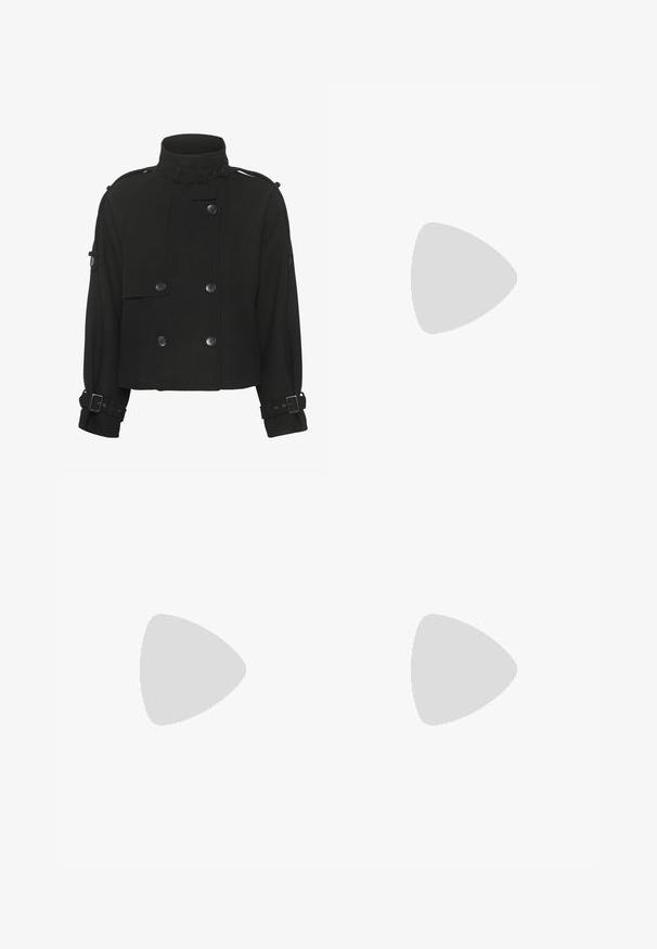 Schwarze, kurz geschnittene Jacke aus strukturiertem Stoff, mit einem hohen Kragen, doppelreihigem Design und Schnallenakzenten an den Ärmeln.; Schwarzer ärmelloser Rollkragenpullover, aus weichem Stoff gefertigt, mit tailliertem Design und glatter Textur, einem hohen Kragen und sauberen Kanten.; Beige weit geschnittene Hose aus leichtem Material, mit einem elastischen Bund mit Kordelzug und seitlichen Taschen. Glatte Textur, minimalistisches Design.; Braune Wildleder-Balletschuhe mit einer glänzenden dunkelbraunen Lackleder-Zehenkappe und einem kleinen Schleifenakzent vorne. Flacher Absatz.; Braune Lederhandtasche mit runder Form, goldenen Hardware-Akzenten, doppelten Obergriffen und einem abnehmbaren Schultergurt. Mit einem Logo-Detail.; Haarklammer aus Kunststoff im Schildpatt-Design, mit wellenförmigem Muster, mehreren Greifzinken und einer abgerundeten Oberseite.