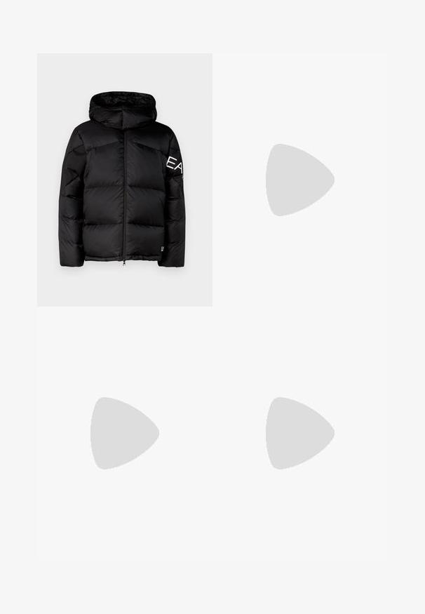 Veste matelassée noire avec capuche, design matelassé, fermeture éclair à l'avant et grand logo sur la manche gauche ; texture lisse et rembourrage isolé.; Pull à col roulé en bronze à côtes avec des manches longues, présentant un design ajusté et un tissu texturé, idéal pour le superposition ou à porter seul.; Jeans en denim bleu clair avec une coupe slim, cinq poches et une coupe droite. Présente une fermeture éclair et des passants de ceinture. Texture douce.; Baskets en cuir blanc avec une finition lisse, bout arrondi, lacets plats et semelle texturée. Présente un logo discret sur le talon.