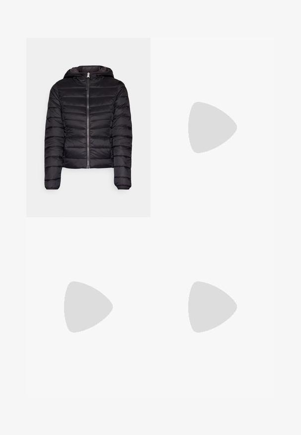 Mustad musta puffer-jakk, millel on kapuuts, lukuga esikülg, tikitud tekstuur, elastsed mansetid ja lühike disain.; Tume merevaipusega kampsun, millel on beežid südame mustrid. Omab ümarat kaelust, pikki balloonvarrukaid ja lõdva istuvust. Pehme kudumise tekstuur.; Heledad sinine, kõrgelt taljes laiad teksad, mis sisaldavad viit taskut, nööpkinnitust ja vöölõikeid, koos kinnise valge pika varrukaga topiga.; Mustad mustri kingad, millel on paks platvormsüstal ja paksed nöörid. Ümar nina, minimaalne detaljide arv ja väike kannataga tab.