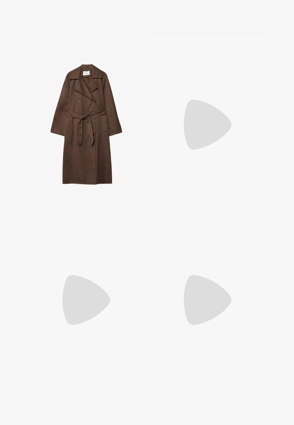 Brauner Trenchcoat mit doppelter Knopfleiste, großem Kragen, langen Ärmeln, Gürtel in der Taille und zwei vorderen Taschen. Glatte Stoffstruktur.; Asymmetrisches Langarmoberteil in Olivgrün, mit einem Ausschnitt an einer Schulter, glatter Textur und weitem Ärmel-Design.; Weiße Baumwollshorts mit geradem Schnitt, ausgestattet mit einem Knopfverschluss, seitlichen Taschen und einem umgeschlagenen Saum für einen sauberen Abschluss.; Braune Wildleder-Plateauschuhe mit abgerundetem Zehenbereich, Cut-out-Details und einer stabilen Sohle, kombiniert mit einem Jeansrock auf einem Holzboden.; Braune Schildpatt-Brille mit ovalen Gläsern, dünnen Bügeln und transparenten Akzenten. Verfügt über ein dezentes Logo am Bügel. Elegantes, leichtes Design.