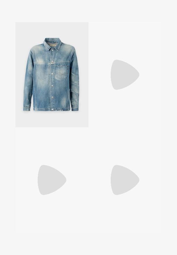 Jeansjacke in Hellblau mit klassischem Kragen, langen Ärmeln, zwei Fronttaschen und Metallknopfverschluss. Leicht verblasste Textur.; Schwarzer Strickpullover mit langen Ärmeln und Rundhalsausschnitt. Dezente Textur und ein kleines Logo-Detail auf der Brust. Klassisches und vielseitiges Design.; Schwarze Jeans aus Denim mit geradem Schnitt. Merkmale sind zwei Vordertaschen, ein Knopfverschluss und eine saubere, glatte Textur.; Schwarze synthetische Sneaker mit roten Fersenakzenten, perforiertem seitlichem Design, runder Zehenpartie, flacher schwarzer Sohle und schwarzen Schnürsenkeln.