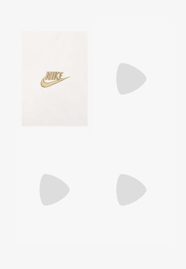 Nike logo v zlati ve brokatni vezenini na teksturirani beli tkanini, ki vključuje stilizirano pisavo in značilno obliko swoosh.; Bela bombažna majica s kratkimi rokavi, ki na levem prsnem delu nosi majhen zeleni Nike logo. Klasičen kroj s krožnim izrezom. Mehka tekstura.; Bež hlače iz lahkega materiala z elastičnim pasom in vrvico. Imajo gube in ohlapen kroj, izdelane so iz mehkega, gladkega blaga.; Nike Air Max 1 superge z bež in belo usnjenim zgornjim delom, oranžnim logotipom in vidno zračno enoto v podplatu. Teksturni tkaninski detajli.