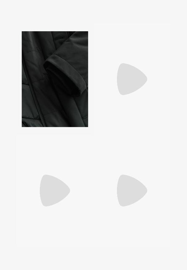 Zwarte geïsoleerde jas met een gladde buitenkant, geribde manchetten en strak design. Voorzien van een gewatteerde textuur en verborgen zakken.; Witte langearmige shirt gemaakt van gladde stof, met een klassieke kraag, knopen aan de voorkant en manchetten met enkele knopen. Geen patronen of accenten.; Marineblauwe katoenen broek met een normale pasvorm, voorzien van twee zijzakken en opvallende details op het voorpaneel. Glad textuur, rechte pijpen.; Zwarte leren instapper met een gladde afwerking, voorzien van een gestikt ontwerp en een decoratieve metalen kettingaccent over de wreef. Platte hak.