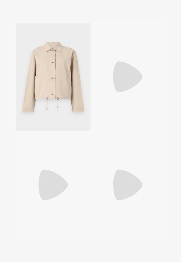 Beige lett jakke med kragehalvdel, frontknaplukning, sidelommer og snøring i kanten med metalliske accenter.; Bluse med blomstermønster i mørk marineblå, med beige og lys blå detaljer, knappelukking foran og trekvart ermer.; Mørkeblå bukser laget av et mykt, elastisk stoff. Har flat front, beltehemper og en smal, tilpasset ben-design.; Hvit sneaker laget av glatt syntetisk materiale, med avrundet tå, snøredesign, flat såle og subtil perforering.; Brun lær tote bag med dobbelthåndtak, har kontraststing og en romslig design, egnet for daglig bruk.