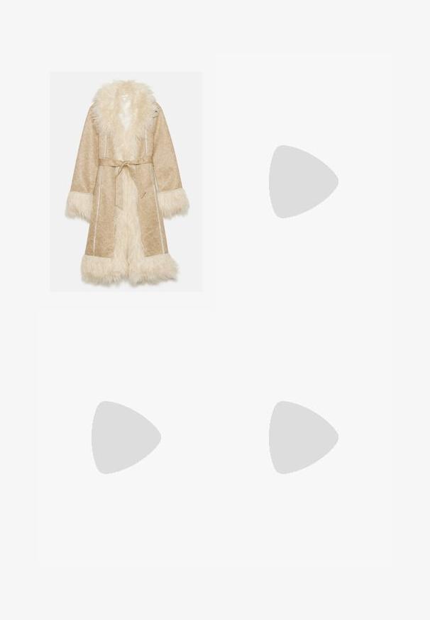 Beiger Mantel mit einem flauschigen weißen Kunstfellkragen und -manschetten. Mit einem Bindegürtel und einem strukturierten Stoff in einem subtilen Muster.; Helles Creme-Pullover aus strukturiertem Stoff, mit hohem Kragen, Reißverschluss und lockerer Passform. Kombiniert mit beigen, enganliegenden Hosen.; Schwarzer Minirock mit geradem Schnitt und einem leichten Schlitz vorne. Hergestellt aus einem glatten, elastischen Stoff für Komfort und optimale Passform.; Beige Wildleder-Ankle-Boot mit Plateausohle, abgerundetem Zehenbereich und abgesteppten Akzenten; verfügt über eine Zuglasche hinten für einfaches An- und Ausziehen.; Schwarze Leder-Hobo-Tasche mit einer weichen, geschwungenen Form. Sie verfügt über einen breiten Oberhandgriff und Falten an der Basis für eine lässige Textur.