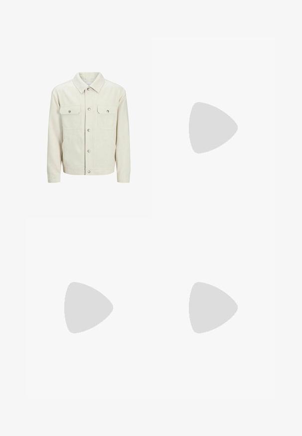 Beige Freizeitjacke aus strukturiertem Stoff. Verfügt über zwei Brusttaschen, Druckknöpfe und ein klassisches Kragen-Design.; Strukturierter brauner Stoff mit einem flauschigen Erscheinungsbild, das eine Mischung aus hellen und dunklen Fasern zeigt und ein gewebtes Muster sowie unterschiedliche Dicken aufweist.; Helle beige Hose aus einem Baumwollgemisch mit geradem Bein, Frontfalten, einem Knopfverschluss und Seitentaschen.; Weißes Leder-Sneaker-Modell mit beigen Akzenten und einer strukturierten Gummisohle. Verfügt über eine tonal abgestimmte Nähte und ein rundes Zehendesign.