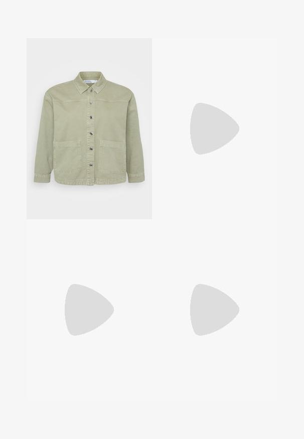 Zielona dżinsowa kurtka z igłowym kołnierzem, zapinana na srebrne guziki, z dwoma przednimi kieszeniami i luźnym fasonem. Teksturowany, casualowy design.; Krótki top w panterkę z krótkim rękawem, z okrągłym dekoltem i lekko zakrzywionym dołem. Wykonany z miękkiej tkaniny o teksturowanym wykończeniu.; Szare dżinsy z denimu o średnim stanie, ściętej długości, z lekkim blaknięciem na udach, pięcioma kieszeniami i zapięciem na guziki.; Czarne lakierowane czółenka na słupku z wąskim noskiem, metalicznym akcentem na nosku oraz cienkim obcasem typu kitten heel. Gładka faktura, minimalistyczny design.
