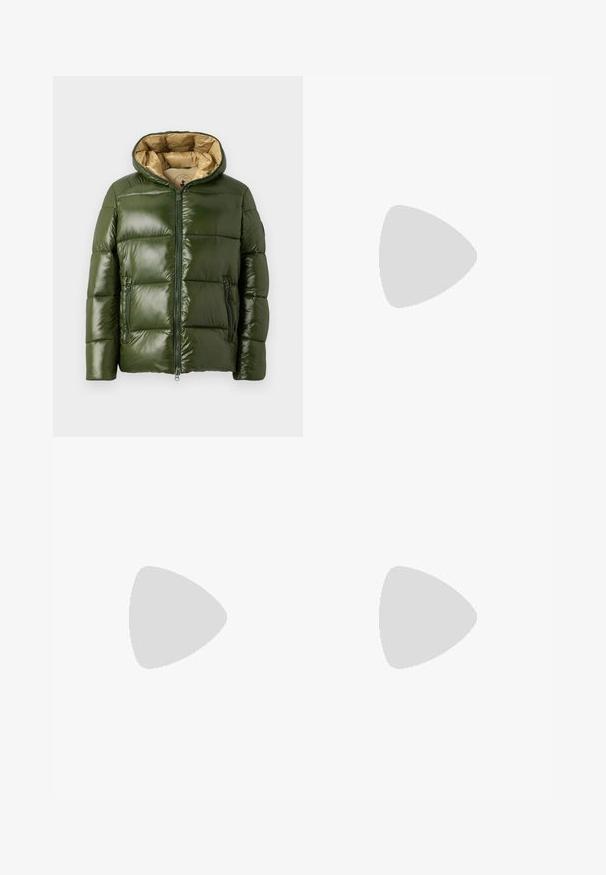 Casaco puffer verde com um acabamento brilhante, apresentando capuz, fecho frontal com zíper, dois bolsos com zíper e um forro interior bege.; Pulôver de malha em mistura de lã cinza escuro com gola alta, detalhes canelados e mangas longas. Apresenta um zíper parcial na gola.; Calças de ganga azul claro com um design de perna reta, cinco bolsos, fecho de botão, desgaste mínimo e detalhes de costura em contraste.; Sapatilha branca com um cabedal em couro liso e de perfil baixo. Apresenta um bico redondo, seis ilhoses e uma sola de borracha texturizada.