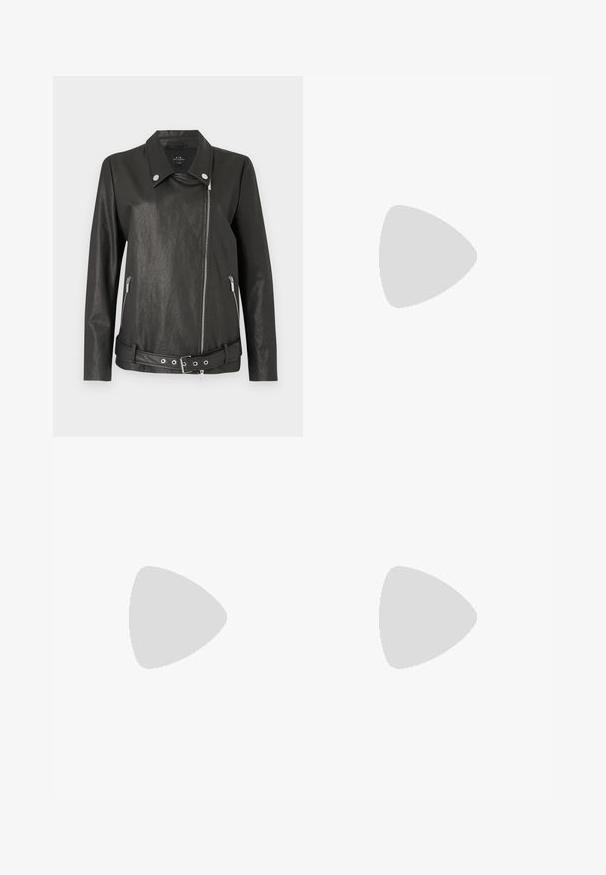Veste en simili cuir noire avec un devant zippé, fermeture à pression, poches latérales et une ceinture avec œillets. Texture lisse et design ajusté.; Pull en maille noir avec un motif en losange, manches longues, col rond et poignets et ourlet côtelés. Fabriqué en matériau doux et texturé.; Pantalons noirs à coupe décontractée avec une large taille. Fabriqués en tissu doux, présentant deux poches latérales et une texture lisse. Pas de motifs visibles.; Sneaker en cuir noir avec des détails de logo blanc, des accents en suède et une semelle texturée. Présente une plateforme couleur crème et un capuchon de talon doré.