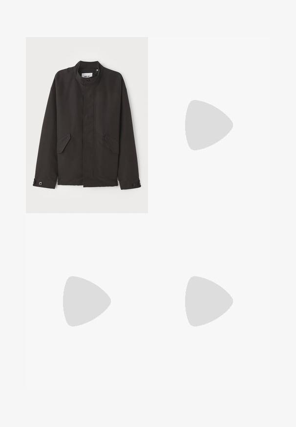 NN.07 SOPHUS - Veste mi-saison - black; Pull noir côtelé à manches longues et col rond. Fabriqué en tissu tricoté doux, avec une coupe décontractée et sans détails matériels visibles.; Pantalons blancs sur mesure avec un devant plat, deux plis et des ourlets roulés. Fabriqués dans un tissu lisse avec une fermeture à bouton à la taille.; Chaussures en cuir noir avec une embase arrondie, dotées d'une semelle épaisse à multiples couches et d'un design traditionnel à lacets. Texture lisse avec un minimum de détails.