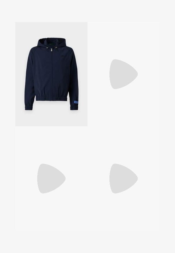Marinejakke med justerbar hette, glidelås i front, elastiske mansjetter og snor i livet. Har et lite logo på brystet.; Marineblå bomull T-skjorte med rund hals, korte ermer og en liten hvit logo på venstre bryst. Glatt tekstur og normal passform.; Mørkeblå idrettsbukser laget av myk stoff, med snor i livet og lyseblå sidelapper med et subtilt mønster.; Mørkeblå sneakers laget av lær og semsket skinn, med gummisåle, rund tå og snøring med merkevareinformasjon på siden.