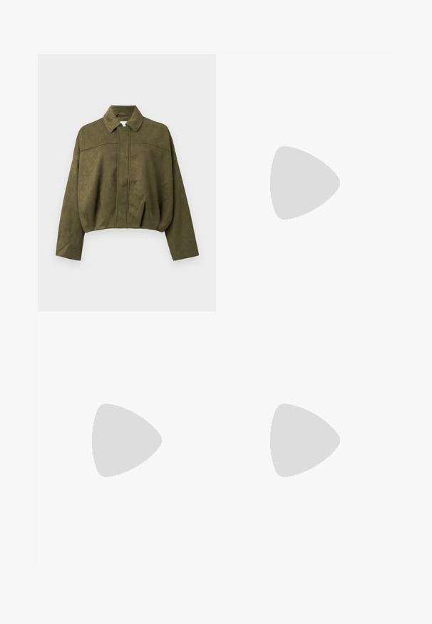 Olijfgroen, gekort jack van zacht suede-achtige stof. Heeft een staande kraag, een rits aan de voorkant en losse, brede mouwen.; Zwarte mouwloze top van rekbare stof, met een bootnek en geplooide details bij de taille, wat zorgt voor een getailleerde silhoët.; Witte wijde jeans van katoen, met een hoge taille, vijf-pocket ontwerp en koperen hardware accenten. Glad, niet-gedistressed textuur.; Leopardprint sneakers met drie klittenbandsluitingen, witte accenten en een gouden hiel detail. Rubberen zool, ronde neus, textuur bovenkant.; Zwarte lederen handtas met gevlochten handvatten, ritsvak en hangende franjes. Gelaagde oppervlakte met metalen studs en hardwareaccenten.