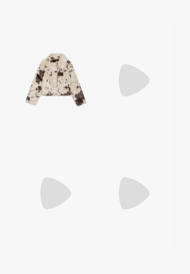 Falošná kožušinová skrátená bunda v krémovej farbe s tmavohnedými škvrnami, s golierom a predným zipsom. Mäkká textura a vzorovaný dizajn.; Biely, nadýchaný sveter s okrúhlym výstrihom, dlhými rukávmi a uvoľneným strihom. Vyrobený z mäkkej, textúrovanej látky, s rebrovanými manžetami a lemom.; Next TALL FIT - BARREL - Džínsy voľného strihu - leopard print; Hnedé semišové tenisky s svetlomodrými akcentmi, bielymi šnúrkami a gumenou podrážkou, zobrazené v bočnom профиле na jednoduchom bielom pozadí.